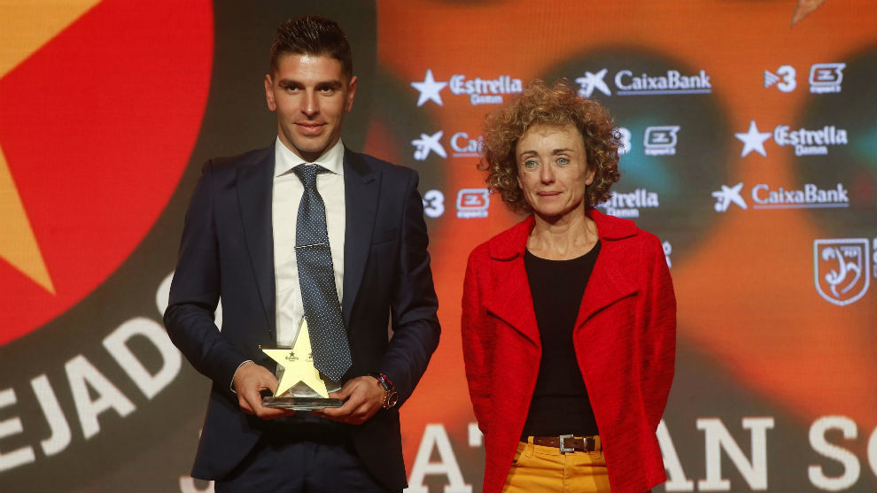 Jonathan Soriano recibe el premio al goleador cataln del ao.