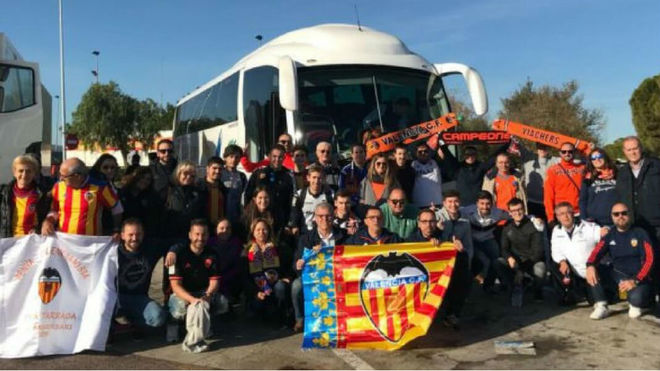 Aficin del Valencia CF en el viaje a Cornell El Prat