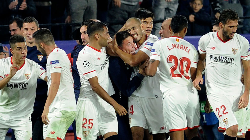 Los jugadores del Sevilla se abrazan a Berizzo.