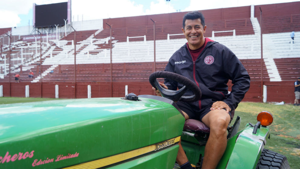 Jorge Almirn posa para MARCA subido en un tractor.