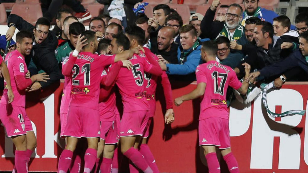 Los jugadores del Crdoba celebran un gol ante el Sevilla Atltico.