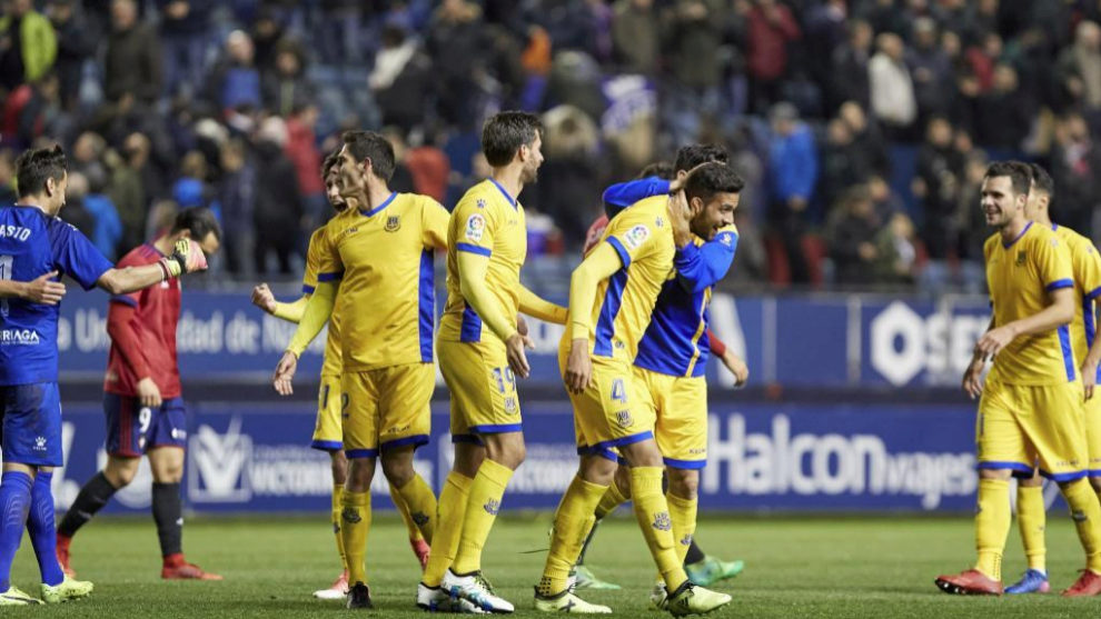Los jugadores felicitan a Esteban Burgos tras anotar el gol del...