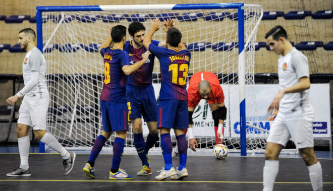 Los jugadores del Barcelona Lassa celebran uno de los goles ante el...