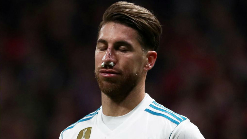 Sergio Ramos tras el golpe en la nariz en el derbi