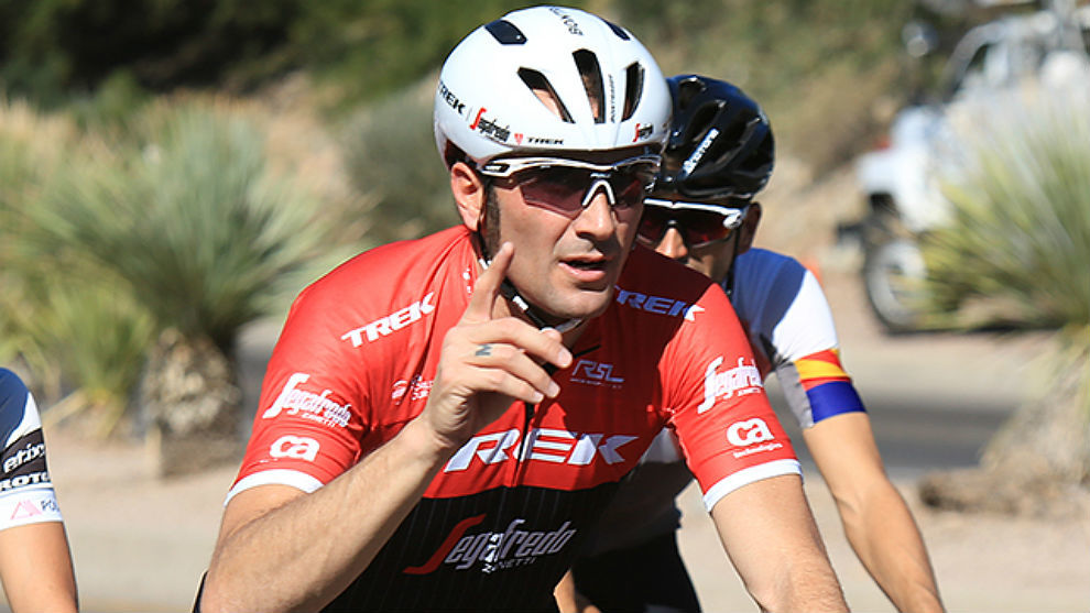 Ivan Basso rueda durante el campus del Polartec-Komta en Tucson.
