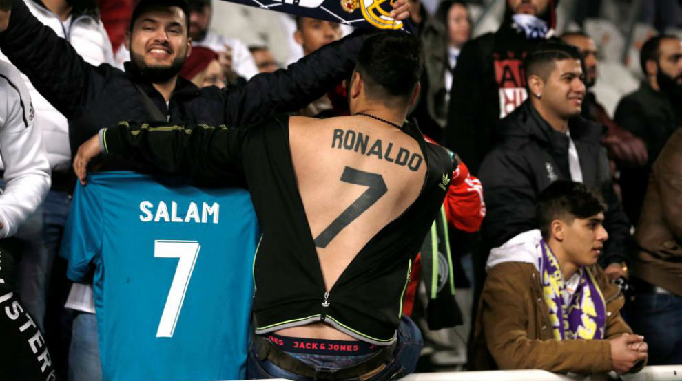Un aficionado se tatúa la imagen de Cristiano Ronaldo enseñando su