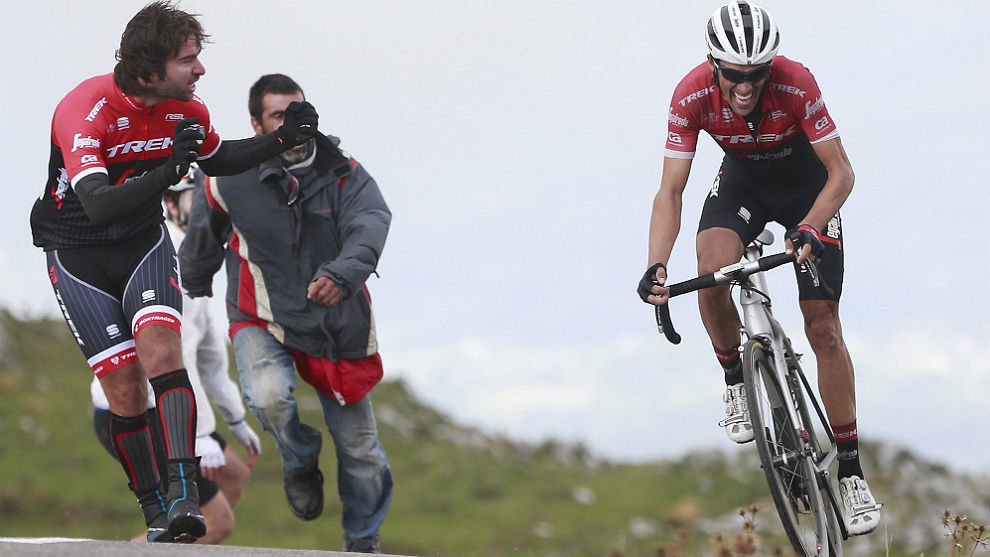 Dos aficionados animan a Contador en la escalada a L&apos;Angliru.