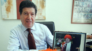 Jaime Orti, muestra una foto propia con la peluca naranja durante la...