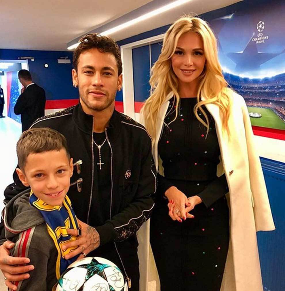 Victoria Lopyreva posando junto a Neymar