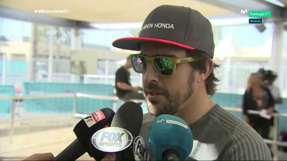 Alonso, charlando con los medios en el &apos;paddock&apos; del circuito Yas...