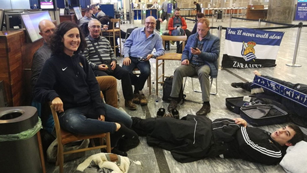 Varios aficionados de la Real esperan en el aeropuerto de Oslo