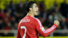 Cristiano Ronaldo celebra un gol con la equipacin roja del Madrid en...