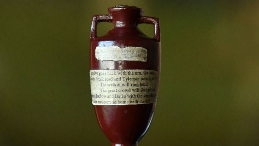La urna o frasco original est hecha de terracota y fue restaurada en...