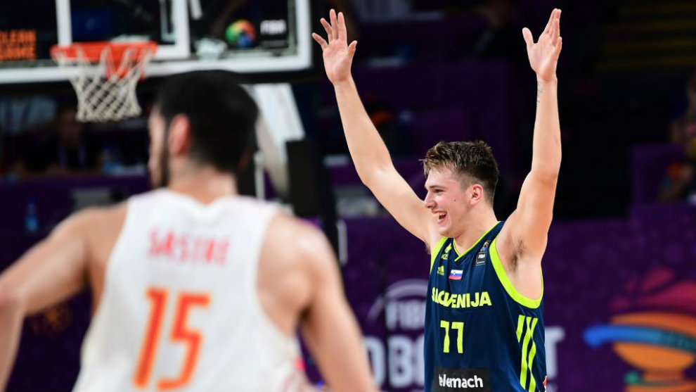 Doncic celebra una accin en las semis del ltimo Eurobasket ante...