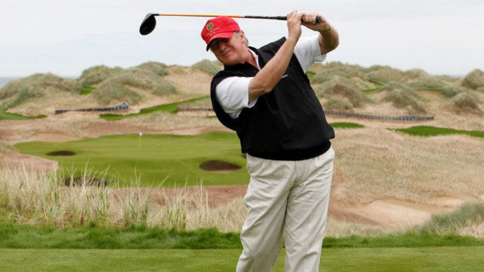Donald Trump juega al golf en Trump International Golf Links, uno los...