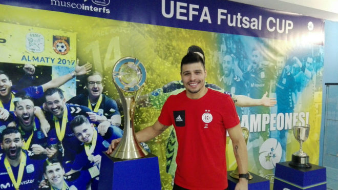 Higuita posa con el trofeo de la UEFA Futsal Cup en el museo del...