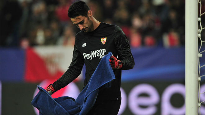 Sergio Rico mira fijamente una toalla durante el Sevilla-Liverpool.