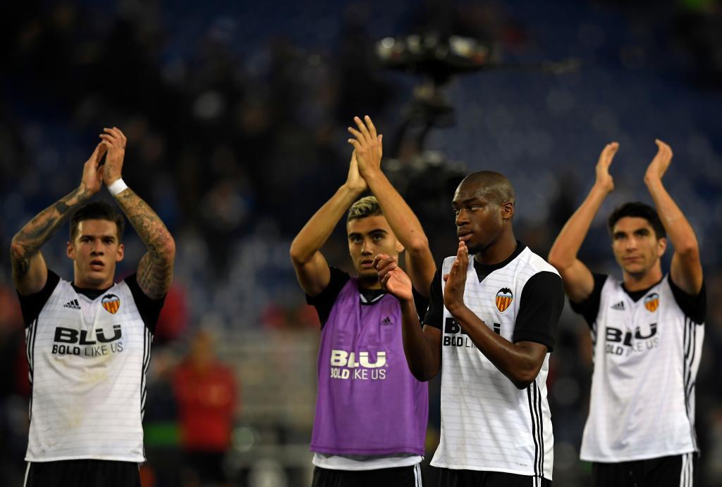 Los jugadores del Valencia aplauden tras finalizar el partido contra...