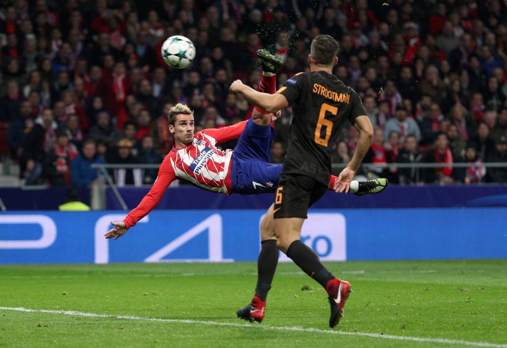 Antoine Griezmann marca un gol ante la Roma por la Champions League