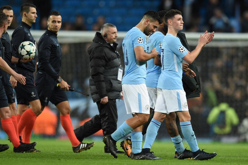 Los jugadores del Manchester City aplauden tras el final del partido...