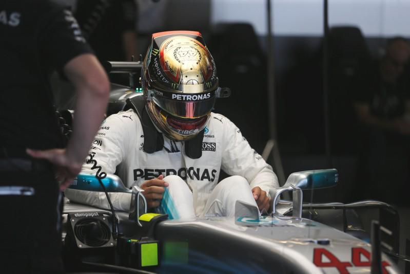 Lewis Hamilton sale de su monoplaza en Abu Dhabi