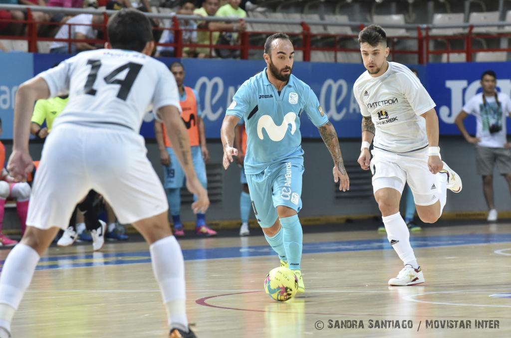 Ricardinho conduce el baln en un partido contra el Kairat Almaty