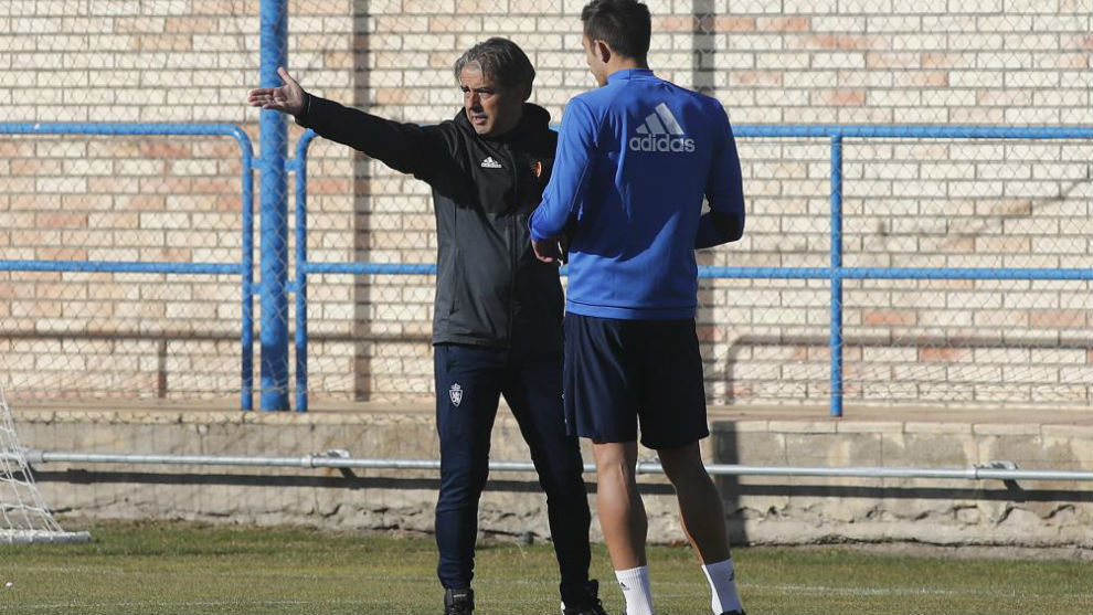 Natxo Gonzlez habla con Borja durante el entrenamiento.