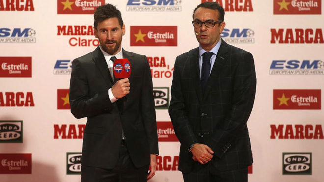 Messi, junto a Edu Garca en la gala de la Bota de Oro.