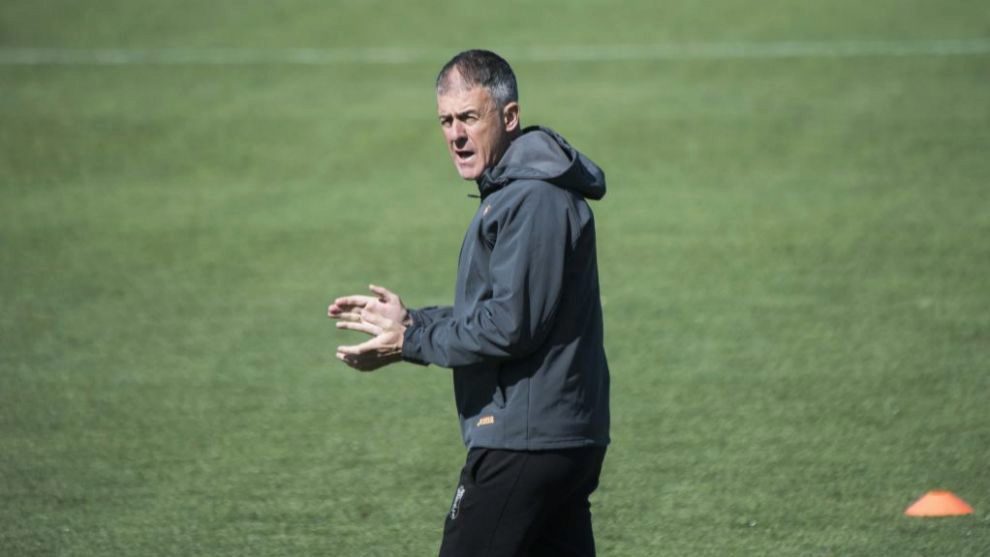 Lucas Alcaraz (51) durante un entrenamiento con el Granada.