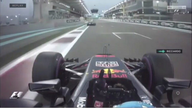 Ricciardo, en el momento de hacer la peineta a Grosjean.