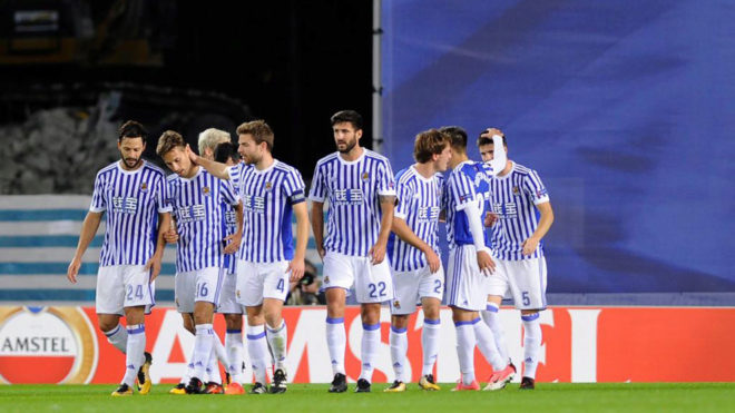 Los jugadores de la Real Sociedad celebran un gol en Anoeta