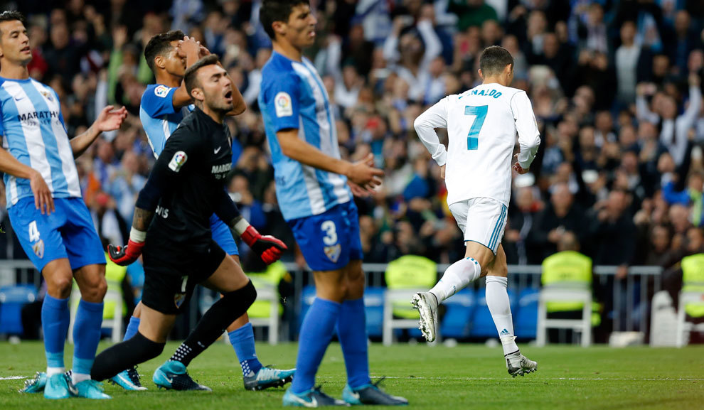 Cristiano celebra su gol ante la desesperacin de los jugadores del...