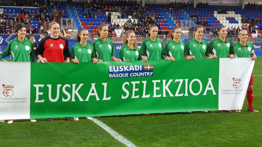Las jugadoras de la seleccin de Euskadi posan antes del partido en...