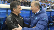 Mendilibar y De Biasi se saludan antes del partido.
