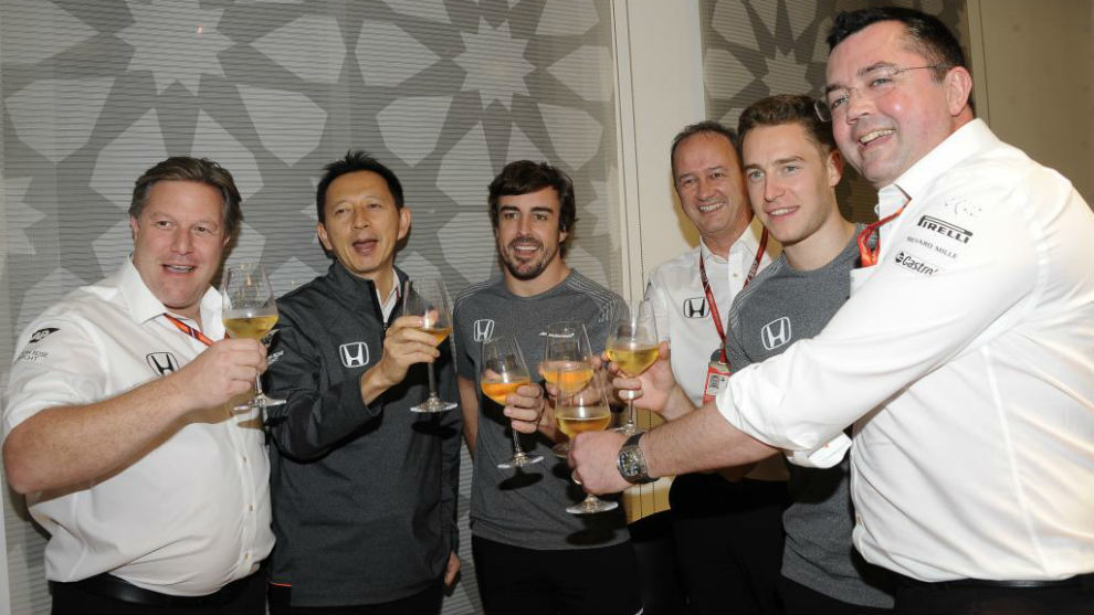 Alonso, junto a Brown, Hasegawa, Neale, Vandoorne y Boullier, ayer en...