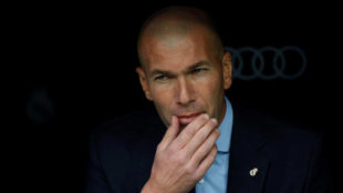 Zidane, pensativo en el banquillo ante el Mlaga