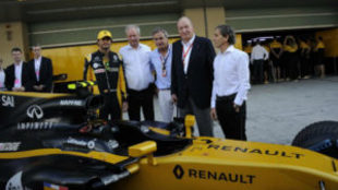 Los Sainz, el rey Juan Carlos y Alain Prost, junto al Renault