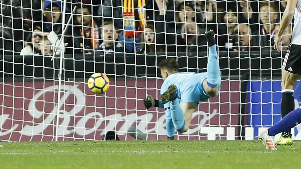 Neto fall tras el chut de Messi en el gol que no dio el rbitro.
