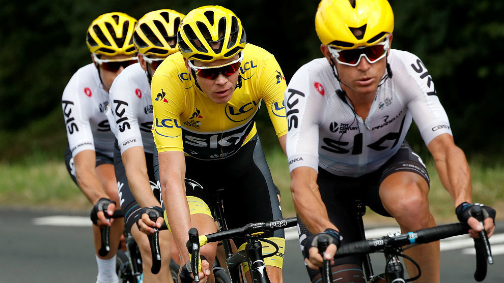 Chris Froome, respaldado por su equipo durante el Tour de Francia...