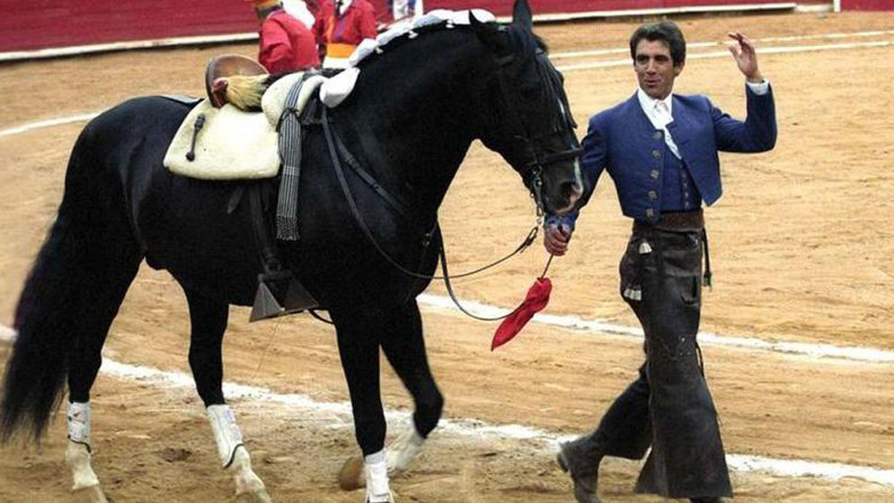 Pablo Hermoso posa con su caballo en la Monumental Plaza de Toros...