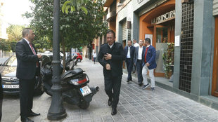 Peter Lim, a la salida del restaurante La Principal, de Valencia