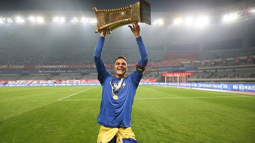 Gio Moreno celebra en el Shanghai Stadium el ttulo de Copa.