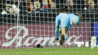 Neto trata de evitar el gol de Messi.