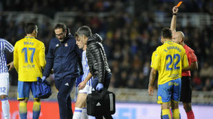 Odriozola siendo expulsado en el partido ante Las Palmas.