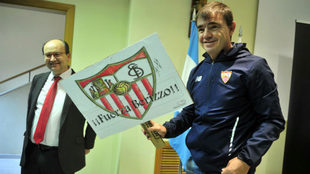 Marcucci, junto a Castro, con una pancarta de apoyo a Berizzo.