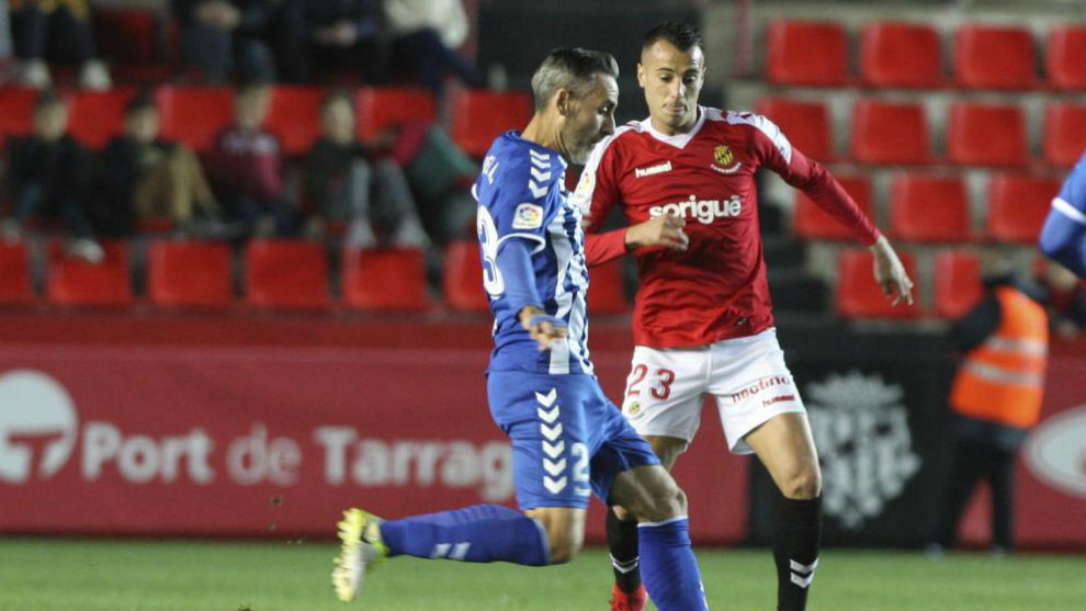 Sergio Tejera, ante Abel Gmez, durante el partido contra el Lorca.