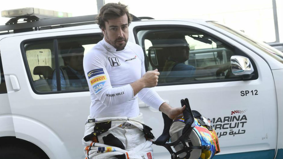 Alonso regresa a boxes tras el accidente, luego volvera a pista.