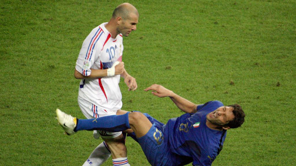 Francia 2006: Zidane se marcha del fútbol por la puerta de atrás