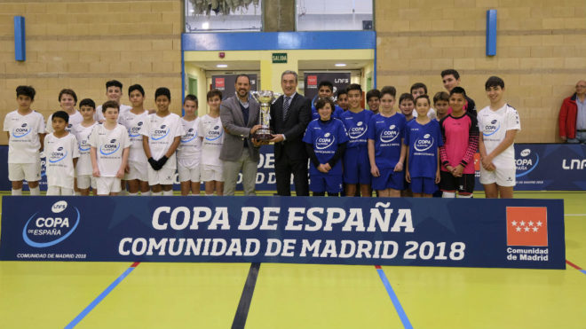 Javier Lozano y Javier Orcaray posan con el trofeo de la Copa de...