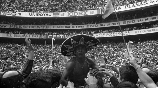 Pelé es llevado a hombros a la conclusión de la gran final.